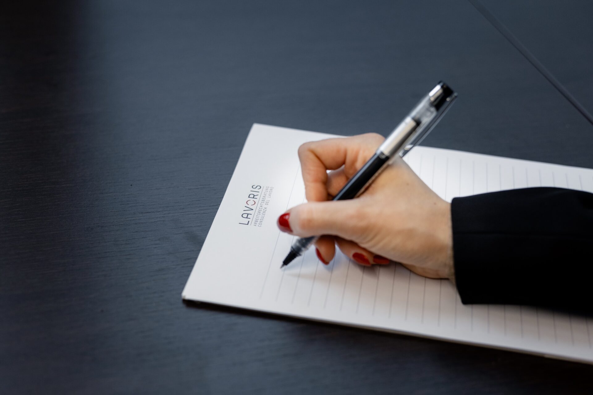 Lavoris - Home - Unterschrift auf Block